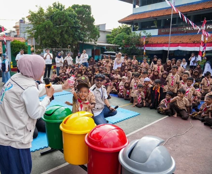 IDSurvey Encourages Young Generation to Drive Indonesia’s Green Transformation, Raises Environmental Awareness Among 330 Students in Bidara Cina